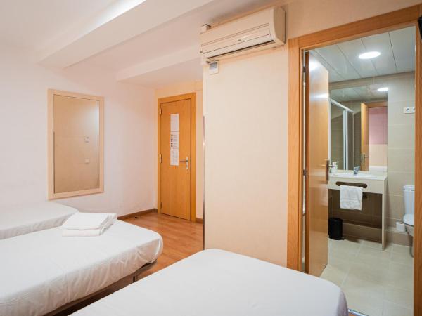 Hostal Fina : photo 5 de la chambre chambre triple avec salle de bains privative