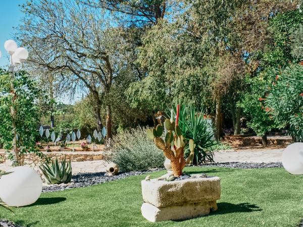 Le Mas Des Cigales : photo 9 de la chambre chambre triple - vue sur jardin