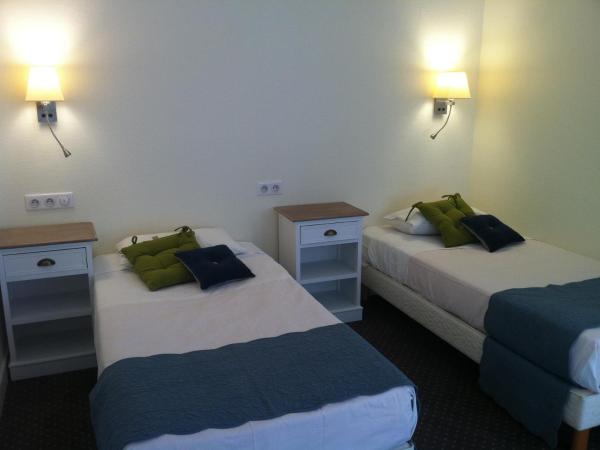 Logis Hôtel Louise de Savoie : photo 1 de la chambre chambre lits jumeaux avec douche