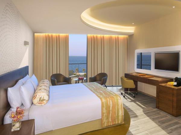 The Retreat Palm Dubai MGallery by Sofitel : photo 2 de la chambre suite 1 chambre deluxe avec accès salon club et plage privée - vue partielle sur mer