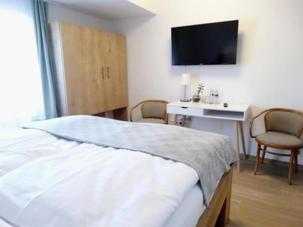 Hotel Garni Villa Areka : photo 4 de la chambre chambre double deluxe avec vue sur château