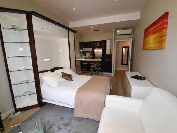 Hôtel de Provence : photo 2 de la chambre studio la fontaine - situé à 100 mètres de l'hôtel