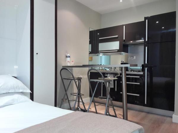 Hôtel de Provence : photo 5 de la chambre studio la fontaine - situé à 100 mètres de l'hôtel