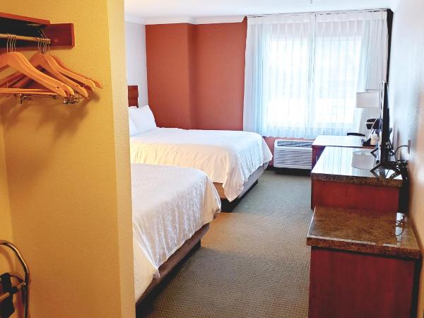 Holiday Inn Express Hotel & Suites Portland-Northwest Downtown, an IHG Hotel : photo 2 de la chambre chambre avec 2 grands lits queen-size 