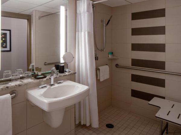 Hyatt Regency Indianapolis at State Capitol : photo 1 de la chambre chambre double avec 2 lits doubles et douche accessible en fauteuil roulant - adaptée aux personnes à mobilité réduite