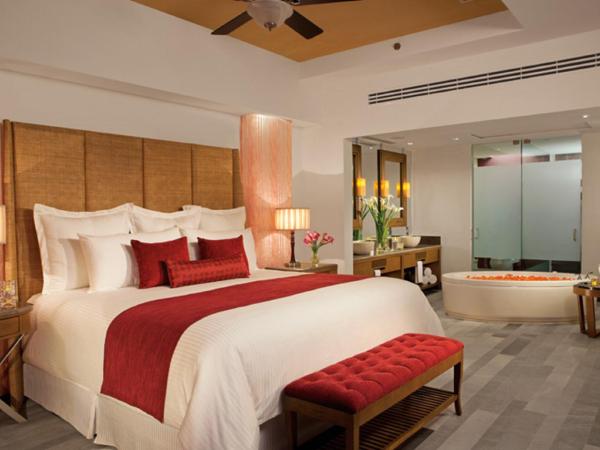 Secrets Vallarta Bay Resort & SPA - Adults Only : photo 1 de la chambre suite master club privilège avec accès direct à la piscine -vue sur jardin