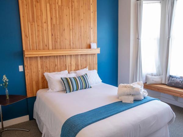 1906 Mission : photo 7 de la chambre chambre lit queen-size avec salle de bains commune