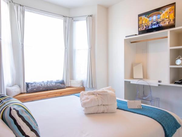 1906 Mission : photo 6 de la chambre chambre lit queen-size avec salle de bains commune