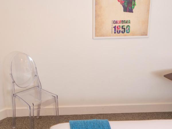 1906 Mission : photo 10 de la chambre chambre lit queen-size avec salle de bains commune