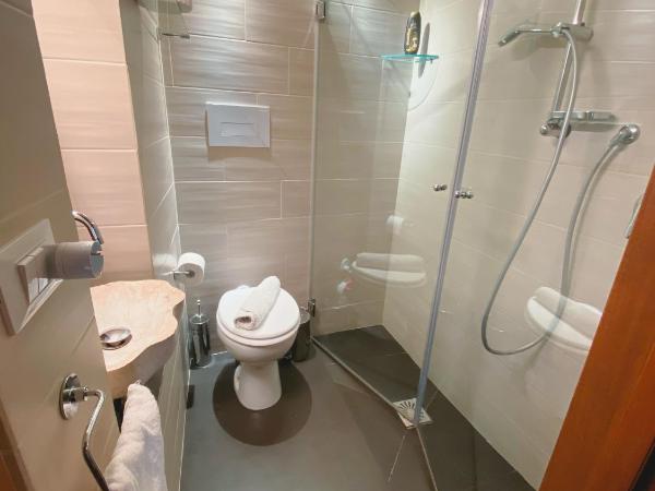 Allòft Palermo Rooms : photo 10 de la chambre chambre double avec salle de bains privative