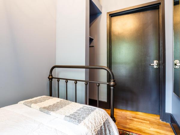 Lamartine Chelsea : photo 4 de la chambre chambre simple avec toilettes et douche communes