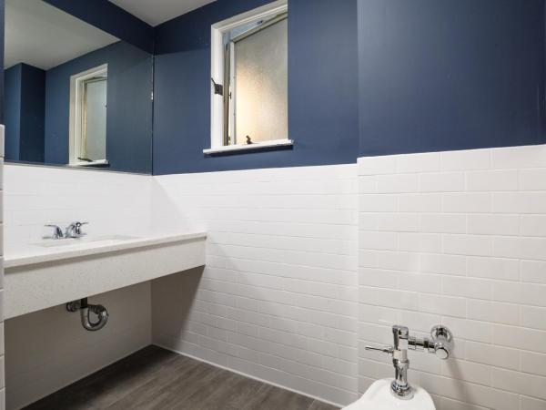 Lamartine Chelsea : photo 4 de la chambre chambre simple avec toilettes et douche communes