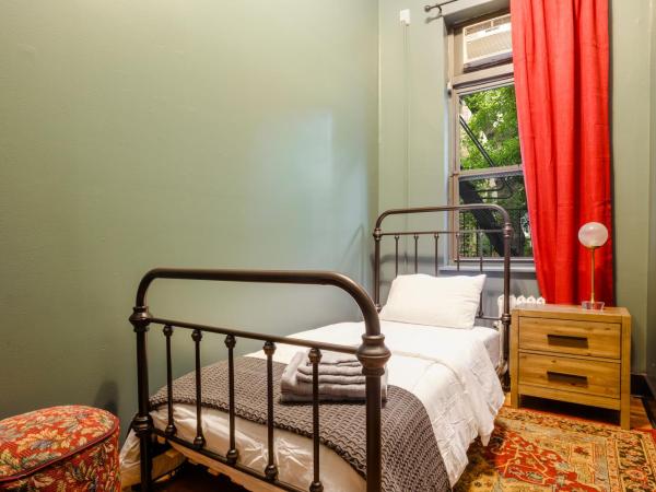 Lamartine Chelsea : photo 2 de la chambre chambre simple avec toilettes et douche communes