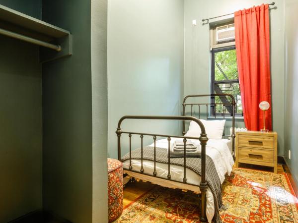 Lamartine Chelsea : photo 3 de la chambre chambre simple avec toilettes et douche communes