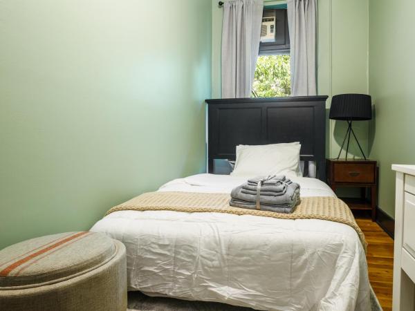 Lamartine Chelsea : photo 4 de la chambre chambre double avec salle de bains commune