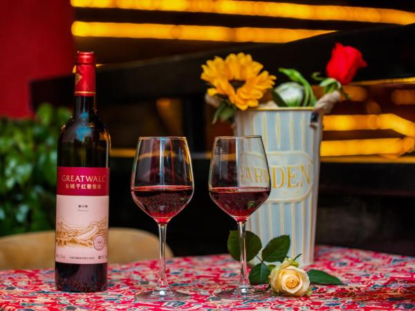 Wenjun Courtyard Hotel,3mins walk from Tonghuimen metro station ,located in the city center ,walking distance to many scenic areas, English-speaking service : photo 8 de la chambre ancient street view deluxe double room(free pick up service for 3 successive nights , free laundry service , free drinks )