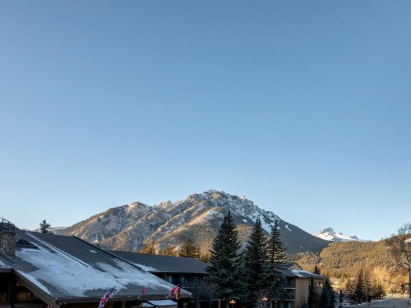 Peaks Hotel and Suites : photo 7 de la chambre suite loft avec balcon