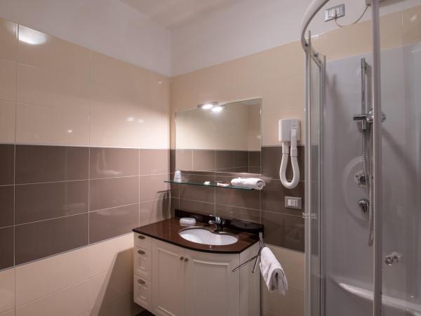 Hotel Mondial : photo 4 de la chambre chambre double Économique au rez-de-chaussée - annexe