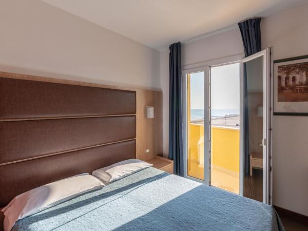 Hotel Mondial : photo 1 de la chambre chambre double ou lits jumeaux - vue partielle sur mer