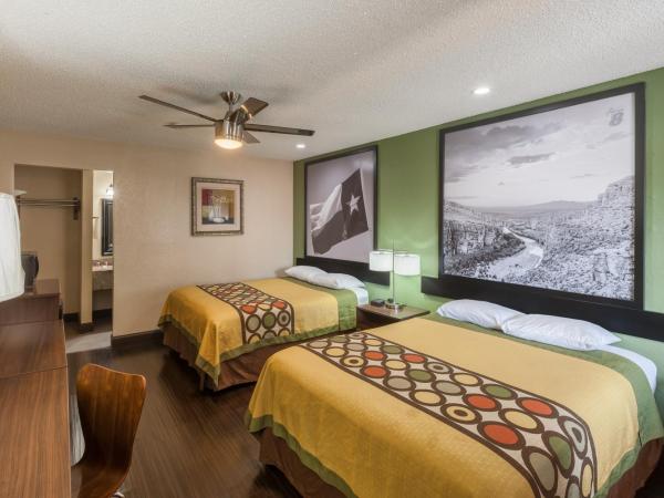 Super 8 by Wyndham Austin University/Downtown Area : photo 1 de la chambre chambre 2 lits queen-size - non-fumeurs