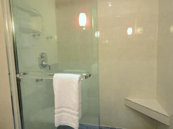 Armon Plaza Montreal Airpt, Trademark Collection by Wyndham : photo 5 de la chambre suite 1 chambre lit king-size - non-fumeurs