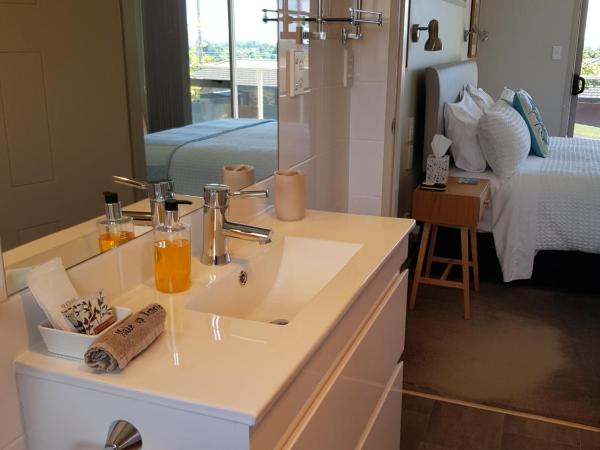 Rotorua Views B&B/Apartment : photo 6 de la chambre chambre lit king-size avec balcon