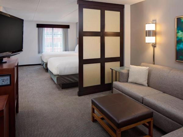 Hyatt Place Pittsburgh North Shore : photo 3 de la chambre queen room with two queen beds, sofa bed and accessible tub