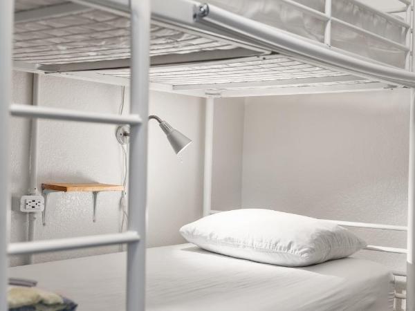 Samesun Venice Beach : photo 2 de la chambre lit simple dans dortoir mixte 8 lits avec salle de bains commune 