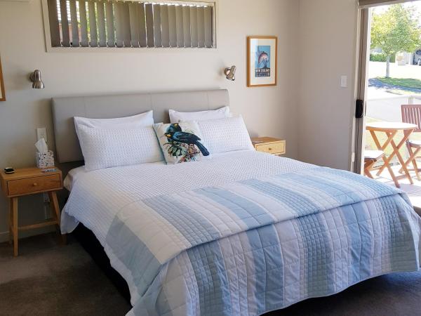 Rotorua Views B&B/Apartment : photo 2 de la chambre chambre lit king-size avec balcon