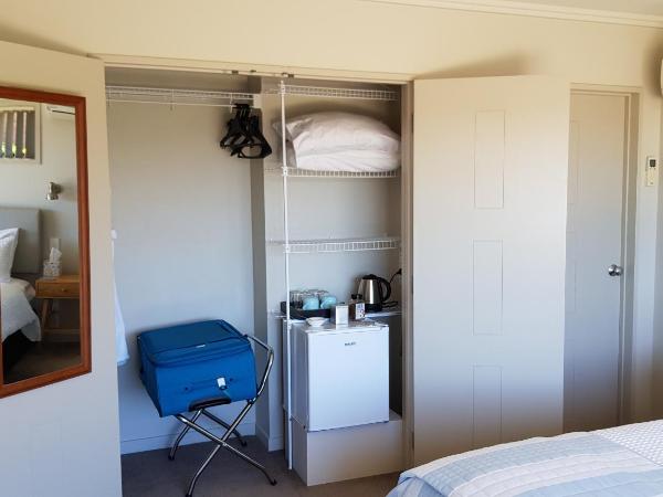 Rotorua Views B&B/Apartment : photo 4 de la chambre chambre lit king-size avec balcon