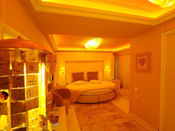 The Crystal Blue Hotel : photo 10 de la chambre chambre lit king-size avec baignoire spa