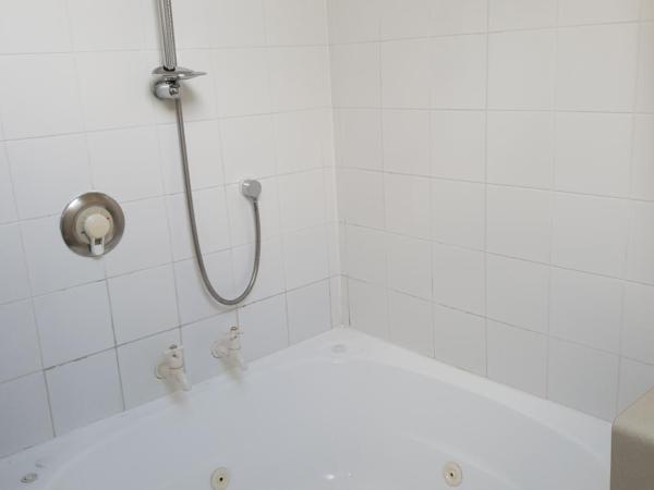 Rosewood Court Motel : photo 10 de la chambre appartement 2 chambres avec baignoire spa