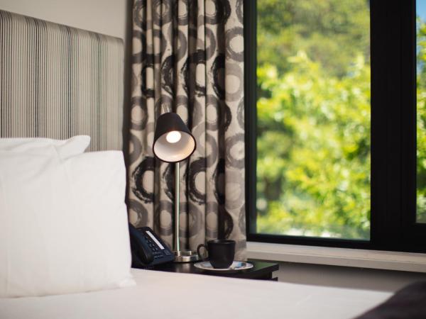 Comfort Hotel East Melbourne : photo 9 de la chambre suite lit king-size