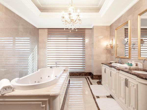 Crowne Plaza Istanbul Asia, an IHG Hotel : photo 5 de la chambre suite présidentielle avec baignoire spa et sauna