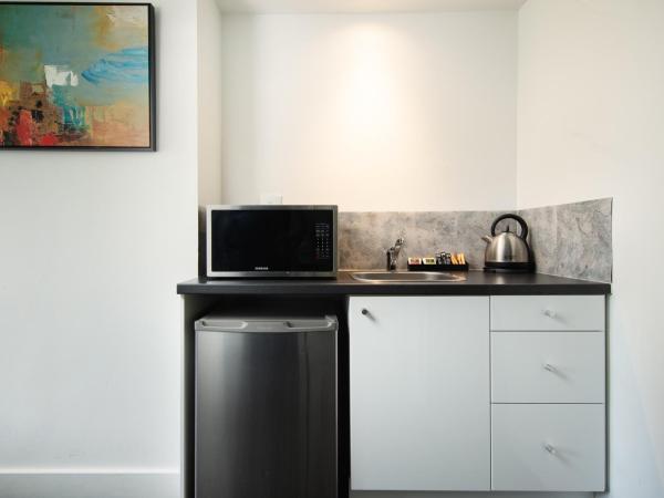 Comfort Hotel East Melbourne : photo 6 de la chambre suite lit king-size