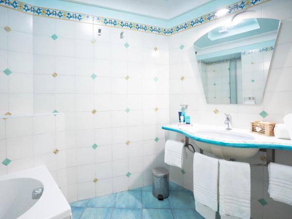 Hotel Myage : photo 5 de la chambre chambre double supérieure avec balcon - vue partielle sur mer