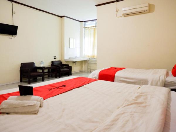 RedDoorz @ Hotel Citra Indah : photo 5 de la chambre chambre familiale