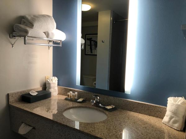 La Quinta by Wyndham PCB Coastal Palms : photo 4 de la chambre 1 king bed, 1 queen sofa bed, suite, non-smoking