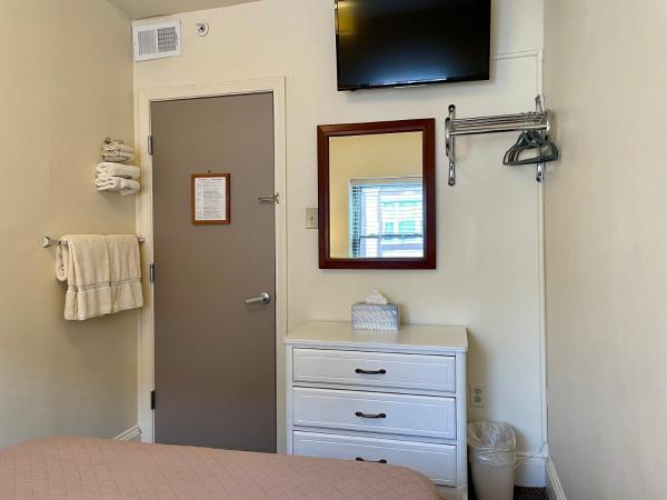 Oasis Guest House : photo 2 de la chambre chambre simple basique avec 1 lit double et salle de bains commune