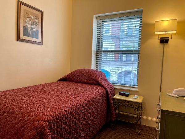 Oasis Guest House : photo 1 de la chambre chambre simple avec salle de bains commune