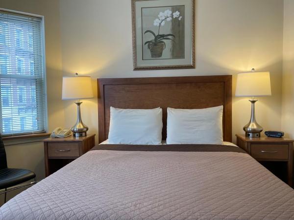 Oasis Guest House : photo 1 de la chambre chambre lit queen-size Économique avec salle de bains privative
