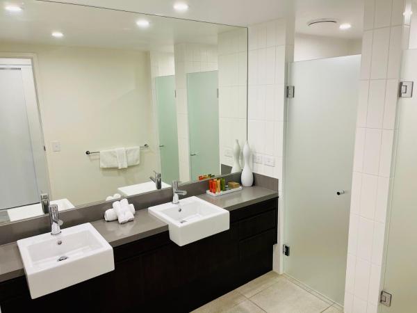 Luxury Apartments at Temple Resort and Spa Port Douglas : photo 5 de la chambre studio suite with additional foldaway bed