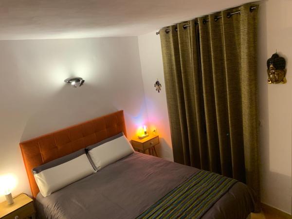 PILA & BED Montpellier Centre Corum Comédie - Chambre calme climatisée - Quiet air-conditioned room : photo 6 de la chambre chambre double deluxe