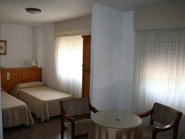 Hostal Puente de Piedra : photo 1 de la chambre chambre familiale
