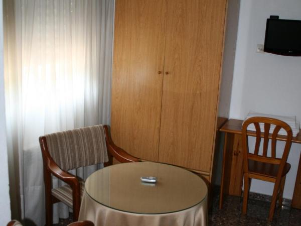 Hostal Puente de Piedra : photo 2 de la chambre chambre triple