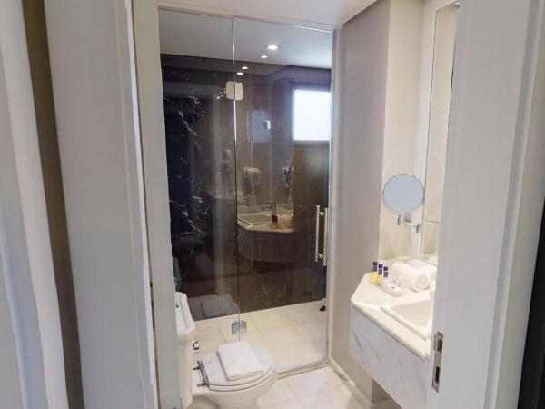 Estanplaza Funchal Faria Lima : photo 3 de la chambre suite lit queen-size deluxe