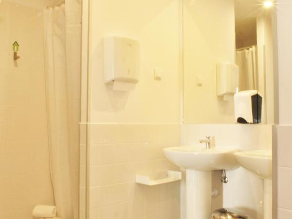 Peneco Albufeira GuestHouse : photo 1 de la chambre chambre familiale supérieure