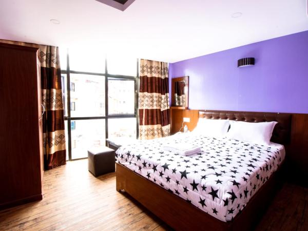 Everest Holiday Inn : photo 3 de la chambre chambre deluxe double ou lits jumeaux