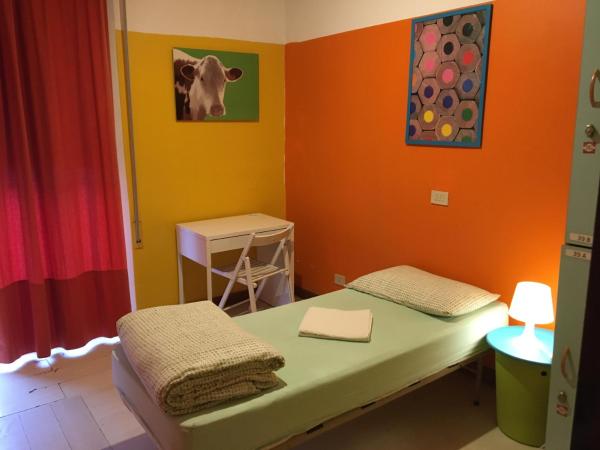 Sunflower City Student Hostel & Bar : photo 1 de la chambre budget twin room with private bathroom