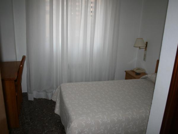Hostal Puente de Piedra : photo 5 de la chambre chambre simple